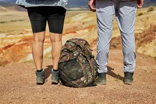 Женщина в женских шортах и женщина в брюках