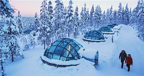 Наблюдайте за северным сиянием из уютной кровати в этом шикарном отеле-иглу