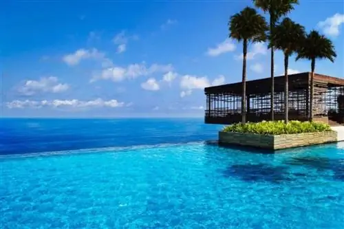 Панорамный бассейн этого балийского отеля висит на высоте 300 футов над Индийским океаном