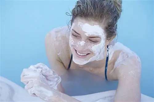 Женщина в Голубой лагуне, Исландия