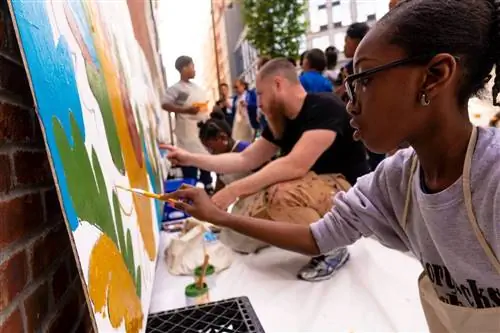 Люди рисуют на арт-мероприятии в Бруклине