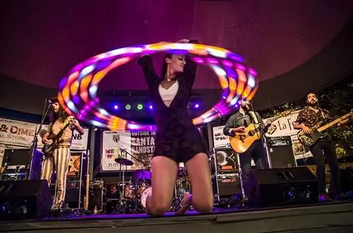 Живая музыка на эстраде Санта-Фе