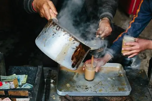 Чай масала в железной сковороде