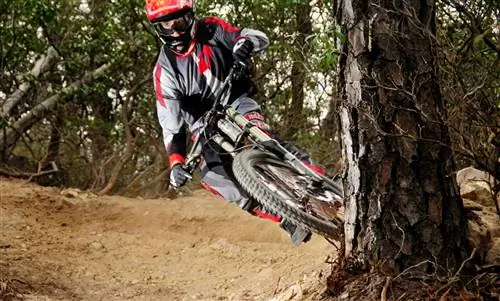 парень катается на бермах на курорте Массануттен