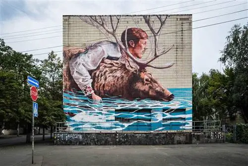«Переход через реку» Финтана Маги - красочная фреска на здании в Киеве. «Переход через реку» Финтана Маги - красочная фреска на здании в Киеве.