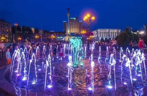 Красочные фонтаны в Киеве, Украина Красочные фонтаны в Киеве, Украина