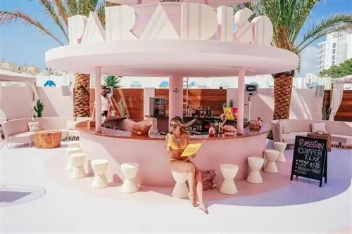 Роскошный отель Ibiza предлагает бесплатное проживание, если вы спите в стеклянном люксе в холле отеля