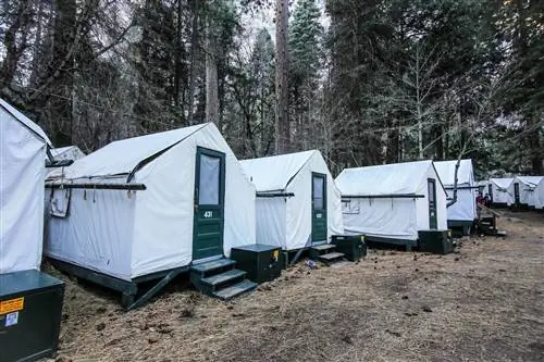 лагерные палатки с карри, рядом с двумя ресторанами Yosemite и летним бассейном