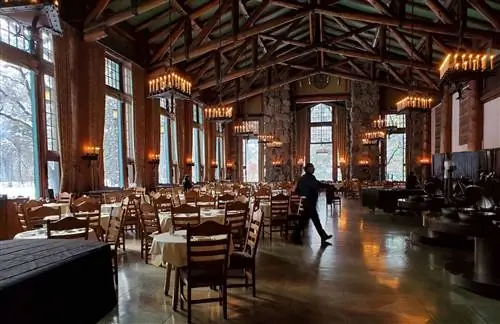 Йосемитские рестораны - официант в столовой ahwahnee
