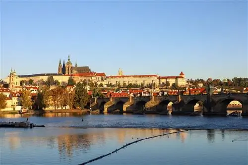 Крупный план Карлова моста через реку Влтаву