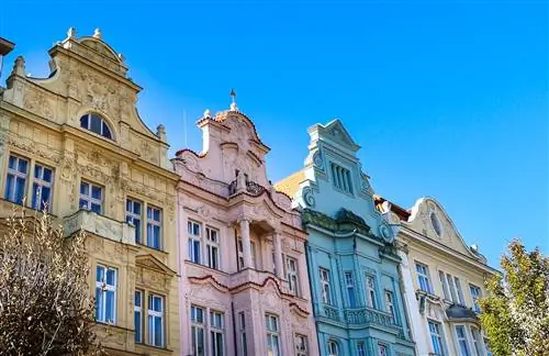 Здания в пастельных тонах в Пльзене, городке за пределами Праги.