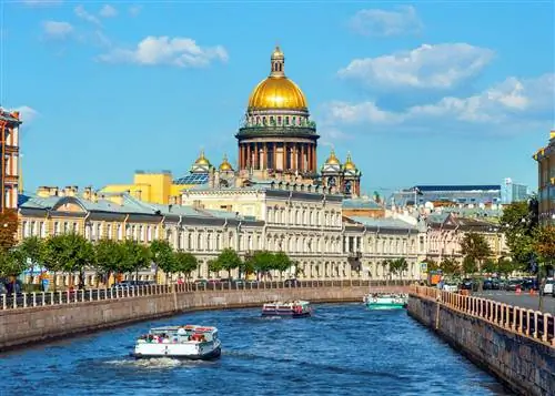 Исаакиевский собор через канал в Санкт-Петербурге, Россия