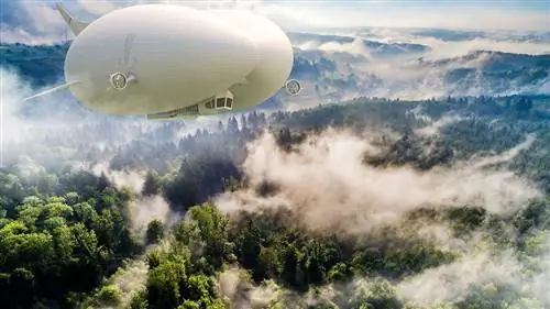 Гибридный летательный аппарат Airlander 10 летит над лесом