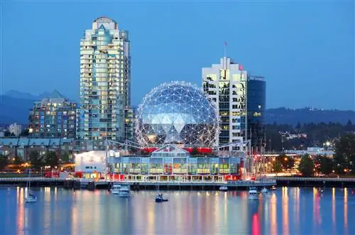 Вид на купол Science World, одного из лучших музеев Ванкувера, Канада