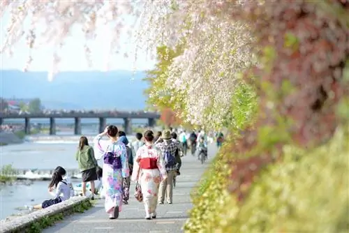Водные пути Киото, удобные для велосипедистов, и женщины в традиционной одежде