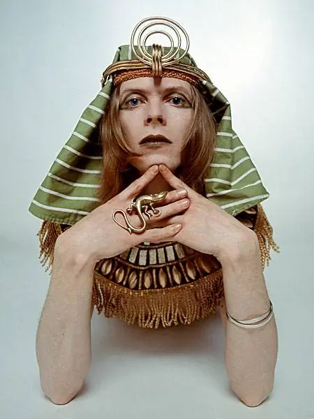 Боуи позирует в костюме