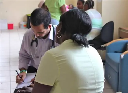 Врач осматривает пациента