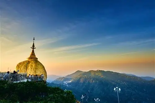 Пагода Golden Rock на горе Кьяйктийо, Мьянма