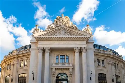 Парижские музеи: Внешний вид Bourse Commerce, музея современного искусства в Париже.