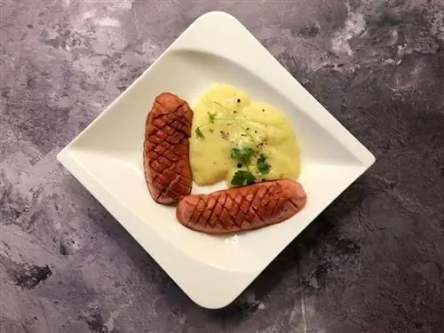 Тарелка немецких сосисок под названием Knackwurst