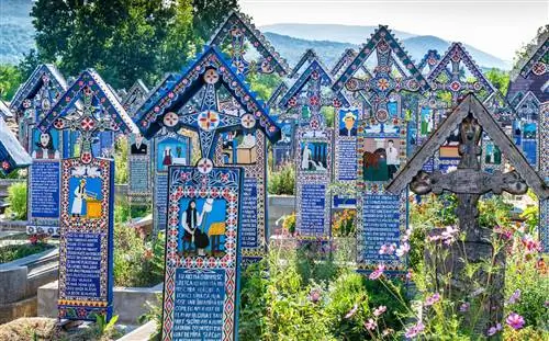 Расписные деревянные кресты на знаменитом Веселом кладбище в Марамуреше.