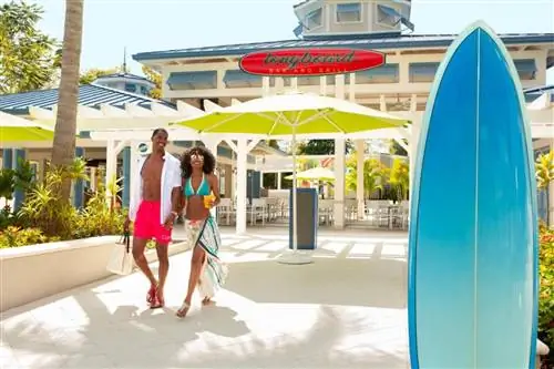 Пара гуляет по The Grove Resort Orlando, одному из лучших курортов Орландо