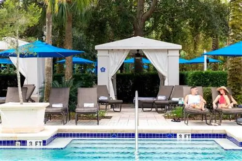 У бассейна в Omni Orlando Resort в Championsgate, одном из лучших курортов Орландо.