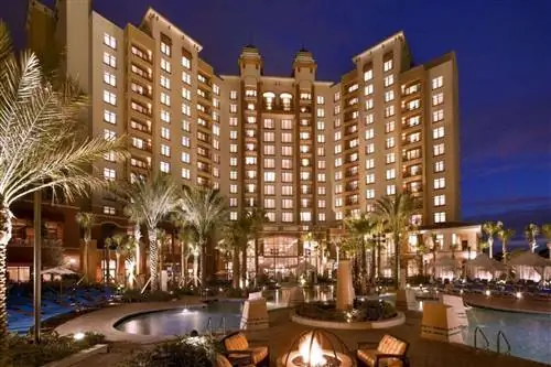 Wyndham Grand Orlando Resort Bonnet Creek ночью один из лучших курортов в Орландо