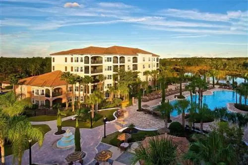 Вид снаружи на курорт Worldquest Orlando Resort, один из лучших курортов Орландо.