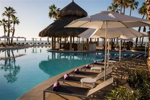 Бассейн с зоной отдыха в Paradisus Los Cabos