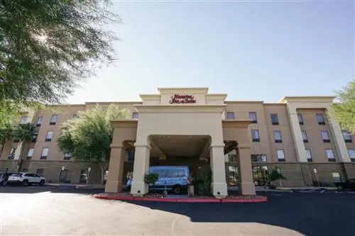 Внешний вид Hampton Inn & Suites Las Vegas Airport, одного из лучших отелей рядом с аэропортом Лас-Вегаса.