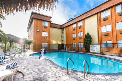 Бассейн в Best Western Mccarran Inn, одном из лучших отелей рядом с аэропортом Лас-Вегаса.