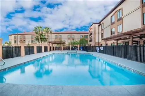 Бассейн в La Quinta Inn & Suites by Wyndham Las Vegas Airport South, один из лучших отелей рядом с аэропортом Лас-Вегаса