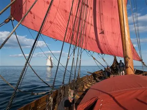 Самый большой в мире корабль викингов в море