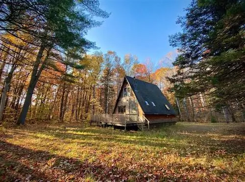 Каркасный домик Airbnb в лесу в штате Мэн