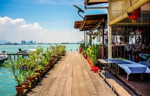 Ресторан на набережной в рыбацкой деревне Chew Jetty в Пенанге, Малайзия. Ресторан на набережной в рыбацкой деревне Chew Jetty в Пенанге, Малайзия.