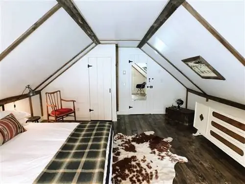 Белый интерьер речной хижины с сауной в Аппер-Джей, Нью-Йорк