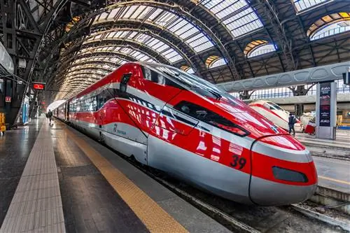 Итальянский скоростной поезд Frecciarossa в Милане
