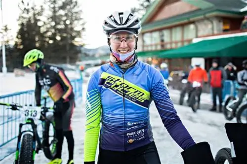 Джаспер в январе катается на горном велосипеде в Канаде зимой