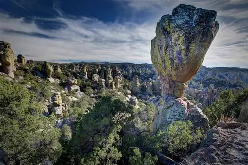 Скальное образование и худу в Национальном памятнике Чирикауа, Аризона