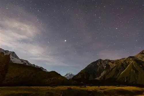 ночной вид с горы. повар и звезды в небе в кемпинге White Horse Hill