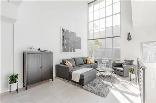 просторная гостиная с высокими потолками в элитном лофте в маленькой италии