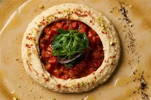 Вегетарианский хумус с соусом харисса и фисташками