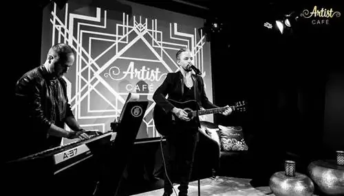 Исполнитель Artist Cafe в Бухаресте, Румыния