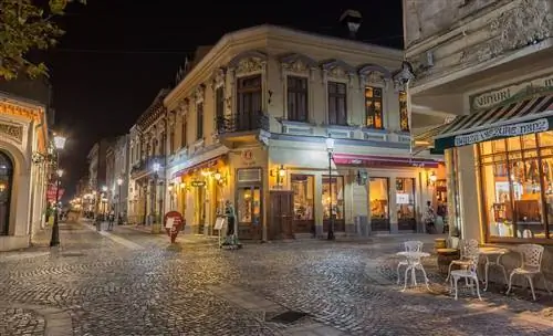 Мощеные улицы в центре Бухареста ночью