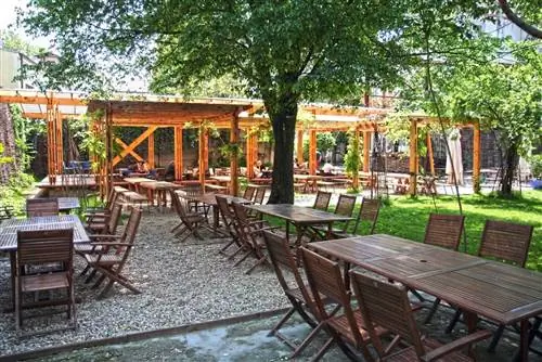 Кафе Верона на открытом воздухе в Бухаресте, Румыния