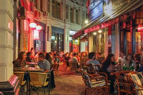 Ночная сцена прохода Макка-Вилакросс в старом городе Бухареста, Румыния