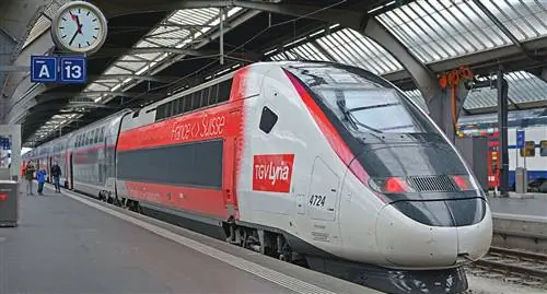 Этот скоростной поезд соединяет Париж и Цюрих, и вы можете выпить неограниченное количество напитков на борту