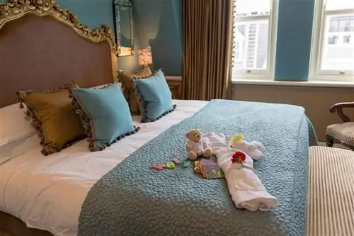 Плюшевые мишки для подготовки постели ко сну в The Milestone Hotel and Residences