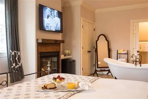 Сладости на кровати для подготовки постели ко сну в Caldwell House Bed and Breakfast